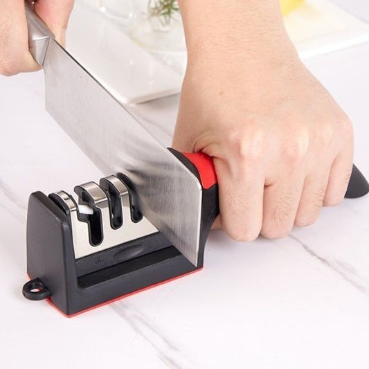 aiguiseur-de-couteau-personne-qui-affute-gros-couteau-sur-table