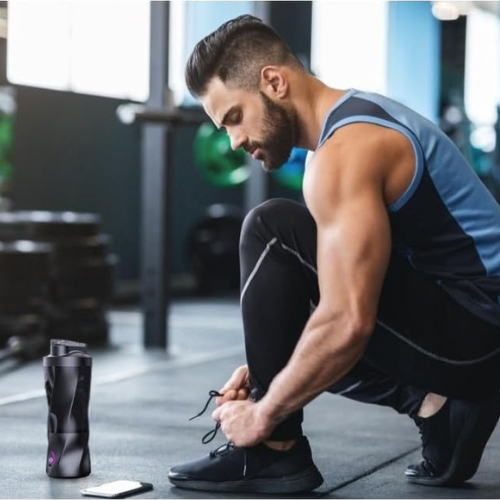 blender-smoothie-personne-avec-le-blender-a-la-salle-de-sport