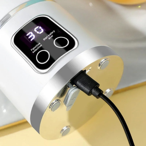 blender-smoothie-personne-qui-le-branche-pour-le-charger