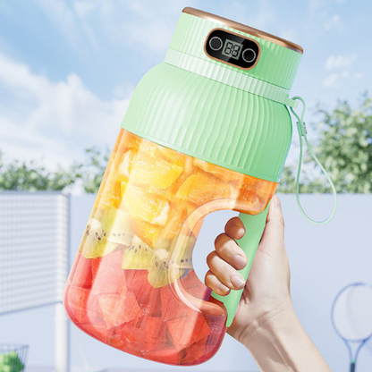 blender-smoothie-personne-qui-le-tient-dans-sa-main