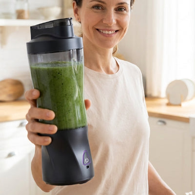 blender-smoothie-personne-qui-le-tient-dans-ses-mains