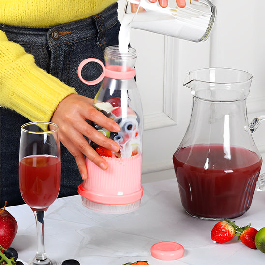 blender-smoothie-personne-qui-prepare-un-smoothie-de-fruit-et-de-lait