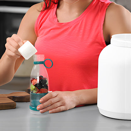 blender-smoothie-personne-qui-prepare-un-smoothie-de-fruit