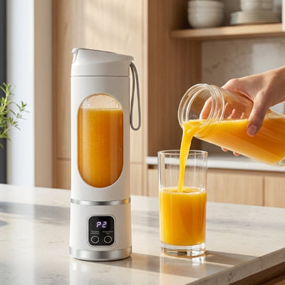 blender-smoothie-personne-qui-se-sert-un-verre-de-jus-d-orange