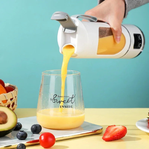 blender-smoothie-personne-qui-se-sert-un-verre-de-jus-d-orange