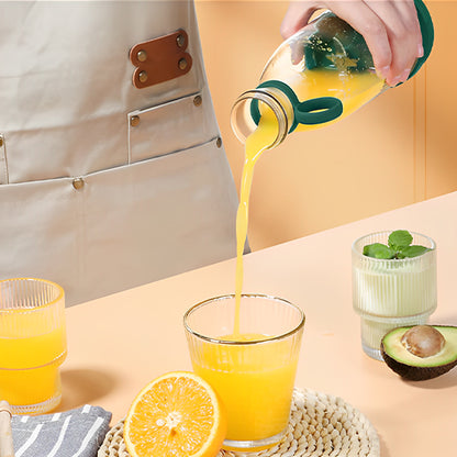 blender-smoothie-personne-qui-verse-du-jus-presser-dans-un-verre