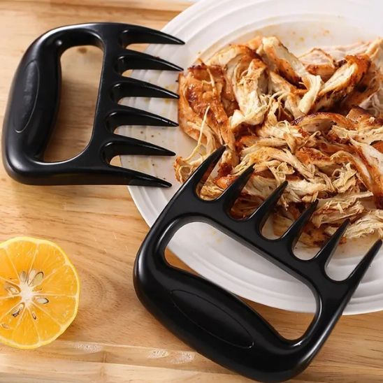 broyeur-viande-dans-une-assiette-avec-du-poulet