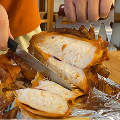 broyeur-viande-personne-qui-coupe-de-la-dinde