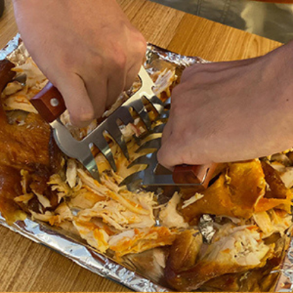 broyeur-viande-personne-qui-dechiquete-une-dinde