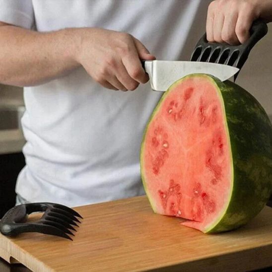broyeur-viande-personne-qui-decoupe-un-melon-d-eau