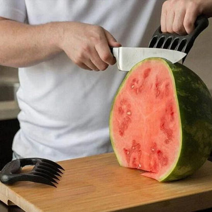broyeur-viande-personne-qui-decoupe-un-melon-d-eau