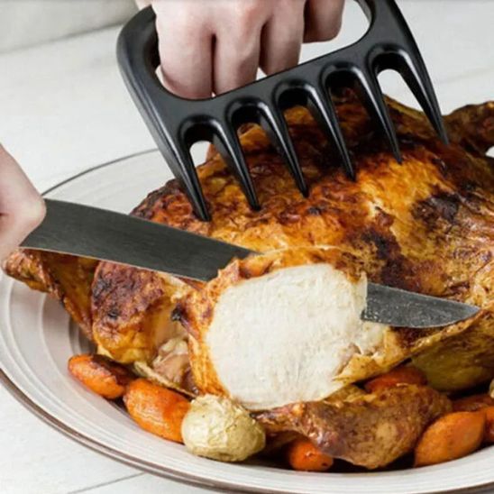 broyeur-viande-personne-qui-decoupe-un-poulet