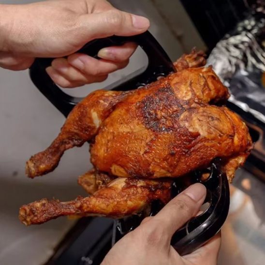 broyeur-viande-personne-qui-deplace-un-poulet