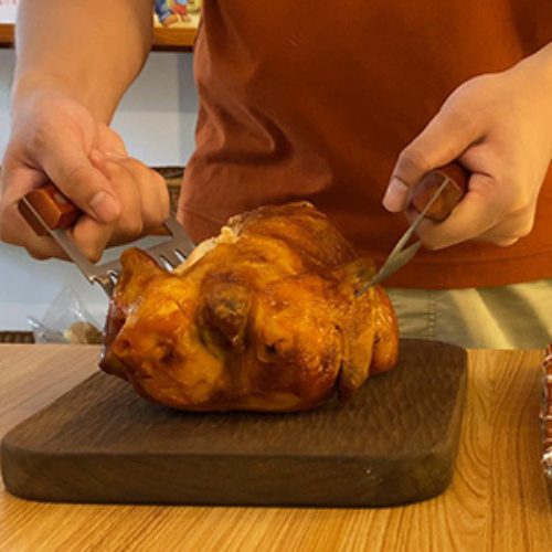 broyeur-viande-personne-qui-manipule-un-poulet