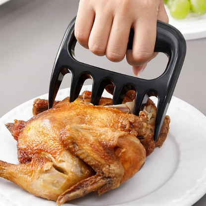broyeur-viande-personne-qui-prend-un-poulet