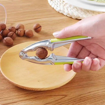 casse-noix-personne-qui-casse-une-noix-dans-une-assiette