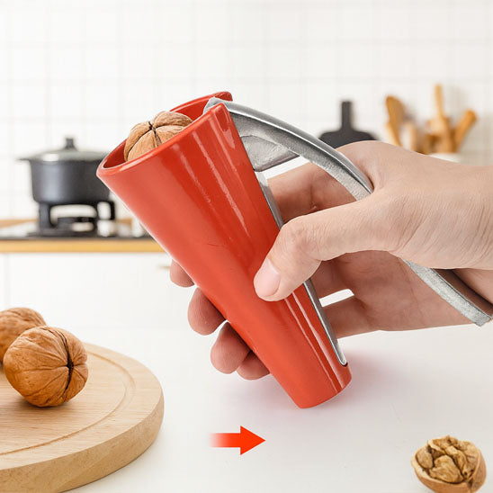 casse-noix-personne-qui-casse-une-noix-de-pecan