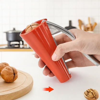 casse-noix-personne-qui-casse-une-noix-de-pecan