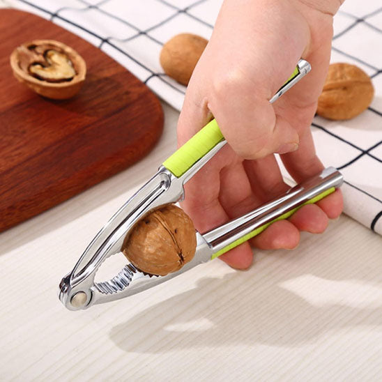 casse-noix-personne-qui-casse-une-noix-sur-un-comptoir