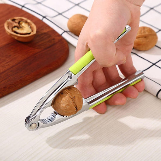 casse-noix-personne-qui-casse-une-noix-sur-un-comptoir