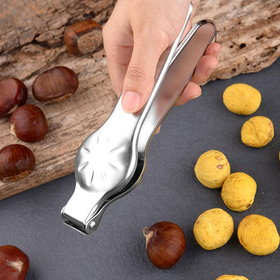 casse-noix-personne-qui-ouvre-une-noix-et-montre-le-resultat