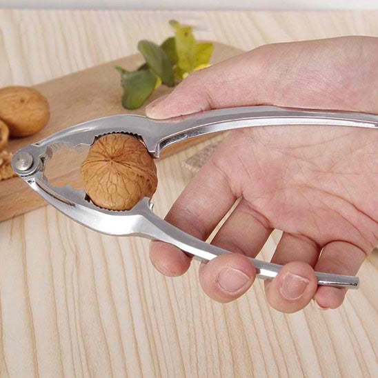 casse-noix-personne-qui-va-casser-une-noix-sur-une-table