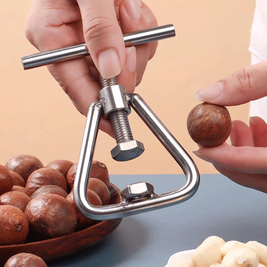 casse-noix-personne-qui-va-inserer-une-noix-dans-le-casse-noix