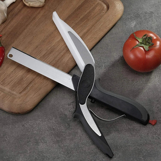 ciseaux-de-cuisine-sur-planche-ouvert