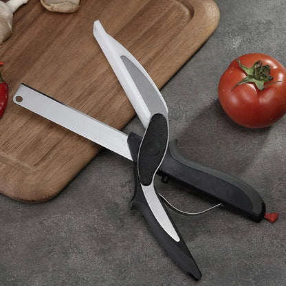 ciseaux-de-cuisine-sur-planche-ouvert
