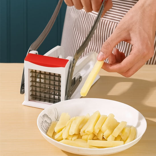 coupe-frite-personne-qui-coupe-des-patates-pour-faire-des-frites