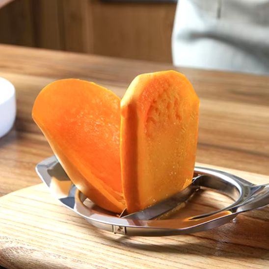 coupe-legumes-avec-la-mangue-trancher-sur-le-comptoir
