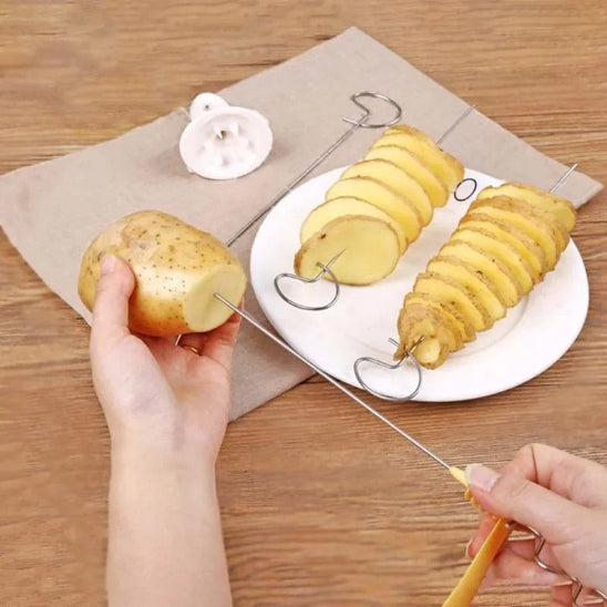 coupe-legumes-brochette-patate-dans-assiette-sur-table