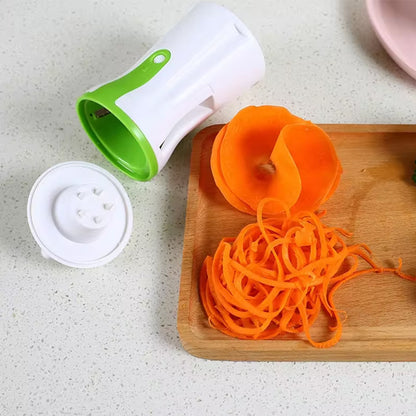 coupe-legumes-demonter-sur-la-table-avec-spaghettis-de-carotte