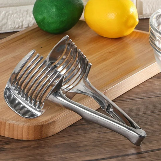 coupe-legumes-en-acier-inoxydable-sur-la-planche-a-decouper