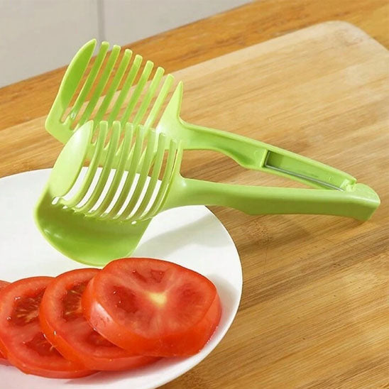 coupe-legumes-en-plastique-sur-la-planche-a-decouper