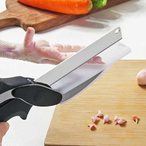 coupe-legumes-personne-qui-coupe-des-patte-de-poulet