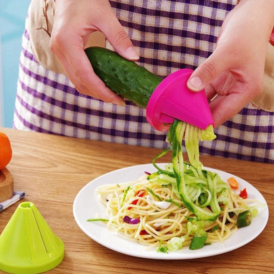 coupe-legumes-personne-qui-coupe-du-concombre-dans-une-assiette