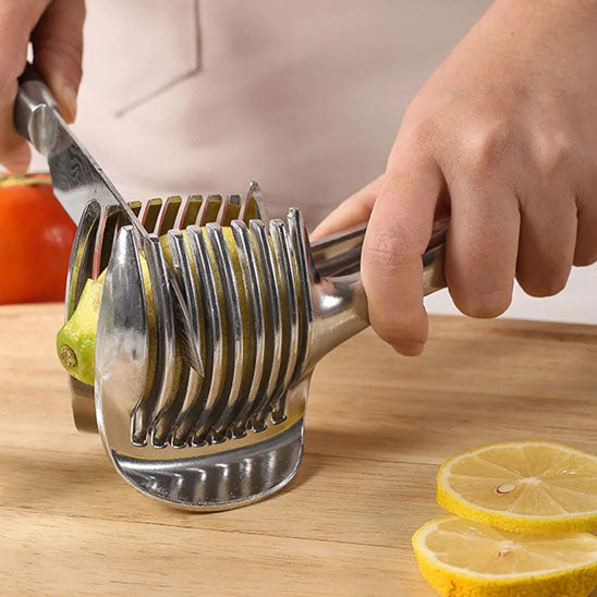 coupe-legumes-personne-qui-coupe-sur-une-planche-a-decouper