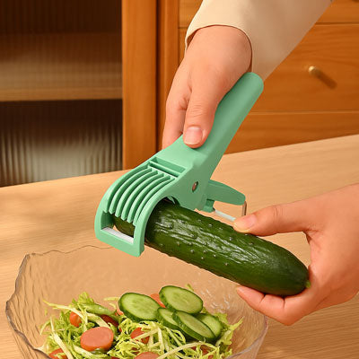 coupe-legumes-personne-qui-coupe-un-concombre