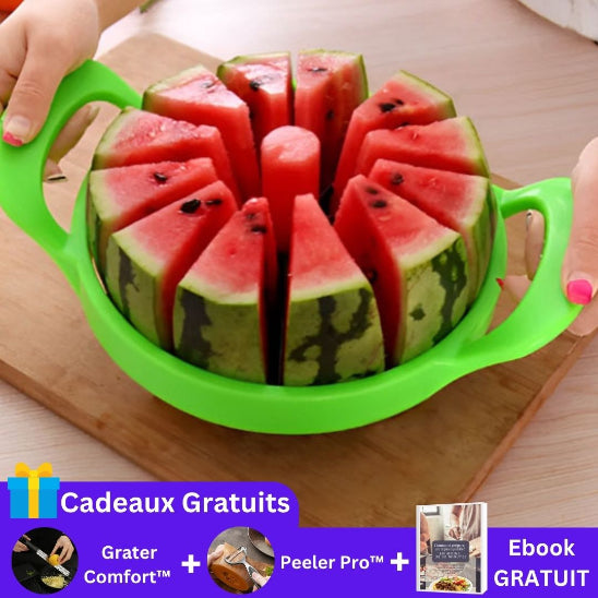 coupe-legumes-personne-qui-coupe-un-melon-eau-sur-le-comptoir