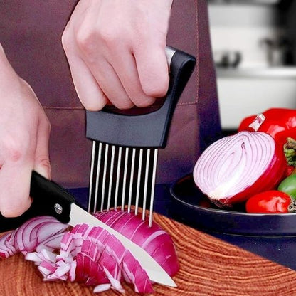 coupe-legumes-personne-qui-coupe-un-oignon-rouge-en-cube