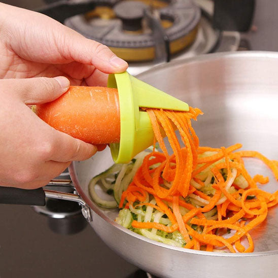 coupe-legumes-personne-qui-coupe-une-carotte-dans-une-poele
