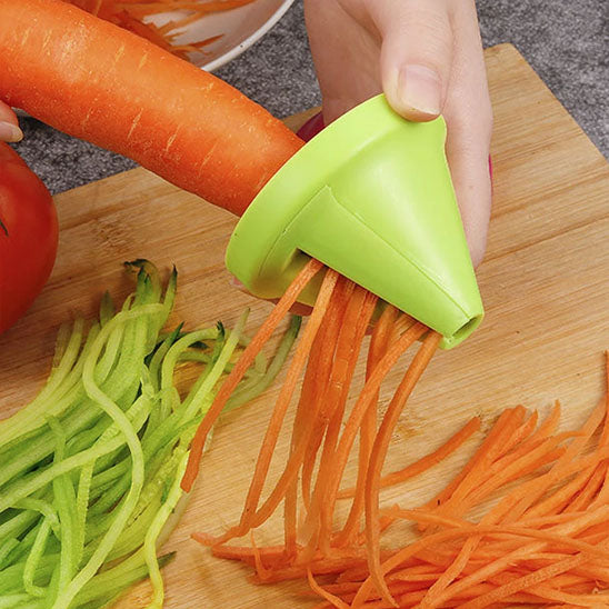 coupe-legumes-personne-qui-coupe-une-carotte-sur-une-planche
