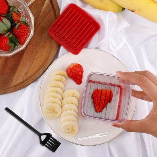 coupe-legumes-personne-qui-coupe-une-fraise