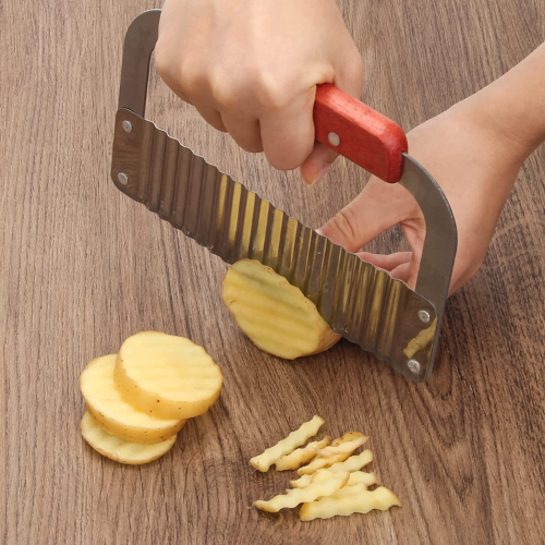 coupe-legumes-personne-qui-coupe-une-patate-sur-la-table