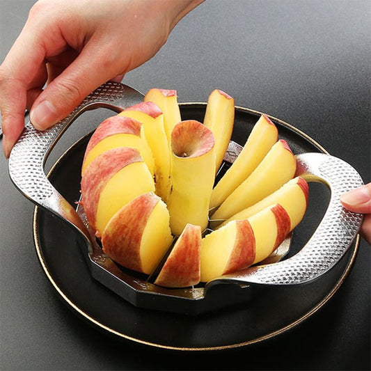 coupe-legumes-personne-qui-coupe-une-pomme-dans-une-assiette