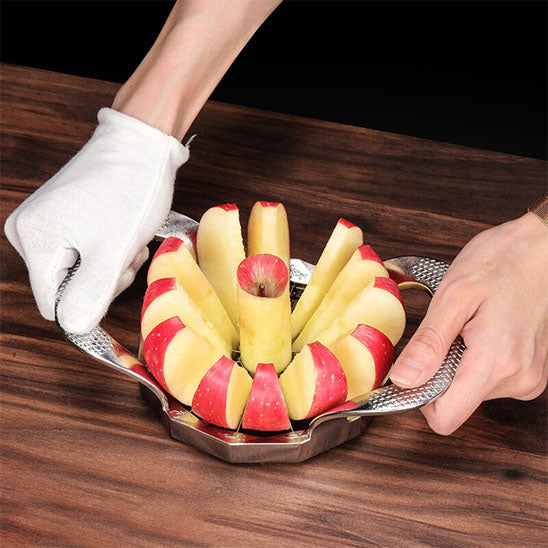 coupe-legumes-personne-qui-coupe-une-pomme-sur-un-comptoir