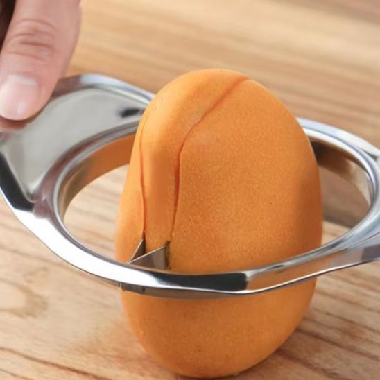coupe-legumes-personne-qui-decoupe-une-mangue-sur-le-comptoir