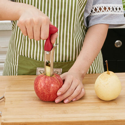 coupe-legumes-personne-qui-enleve-le-noyau-d-une-pomme-sur-une-planche-a-decouper
