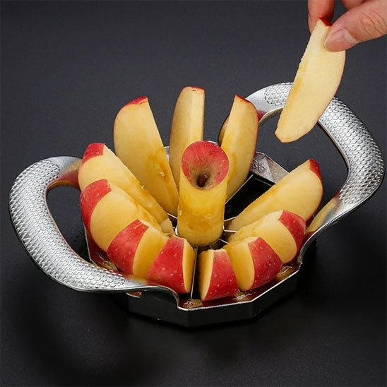 coupe-legumes-personne-qui-enleve-le-quartier-de-pomme-du-trancheur